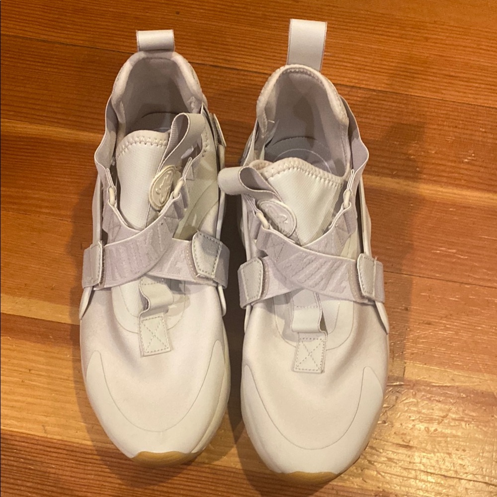 Nike Huarache City Sneakers cream Size 8 Athletic Sneakers